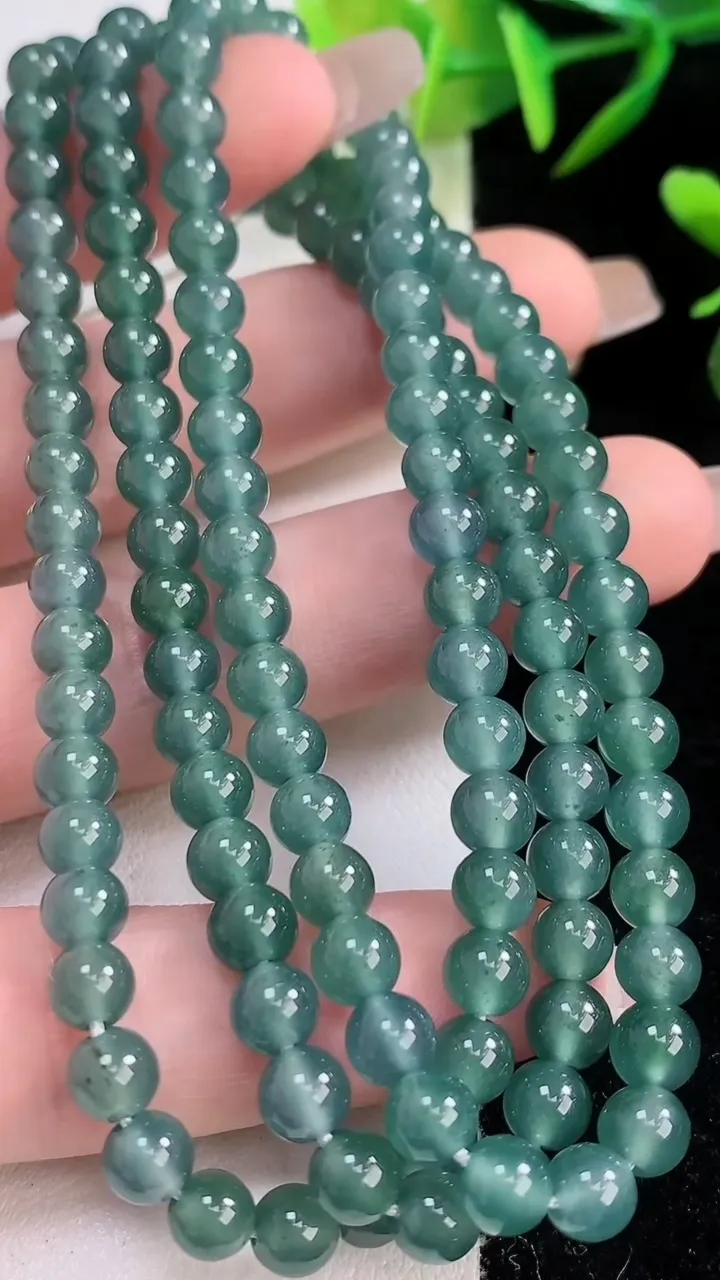 天然A货翡翠圆珠项链，尺寸5.3，重:33.69g
12月24日