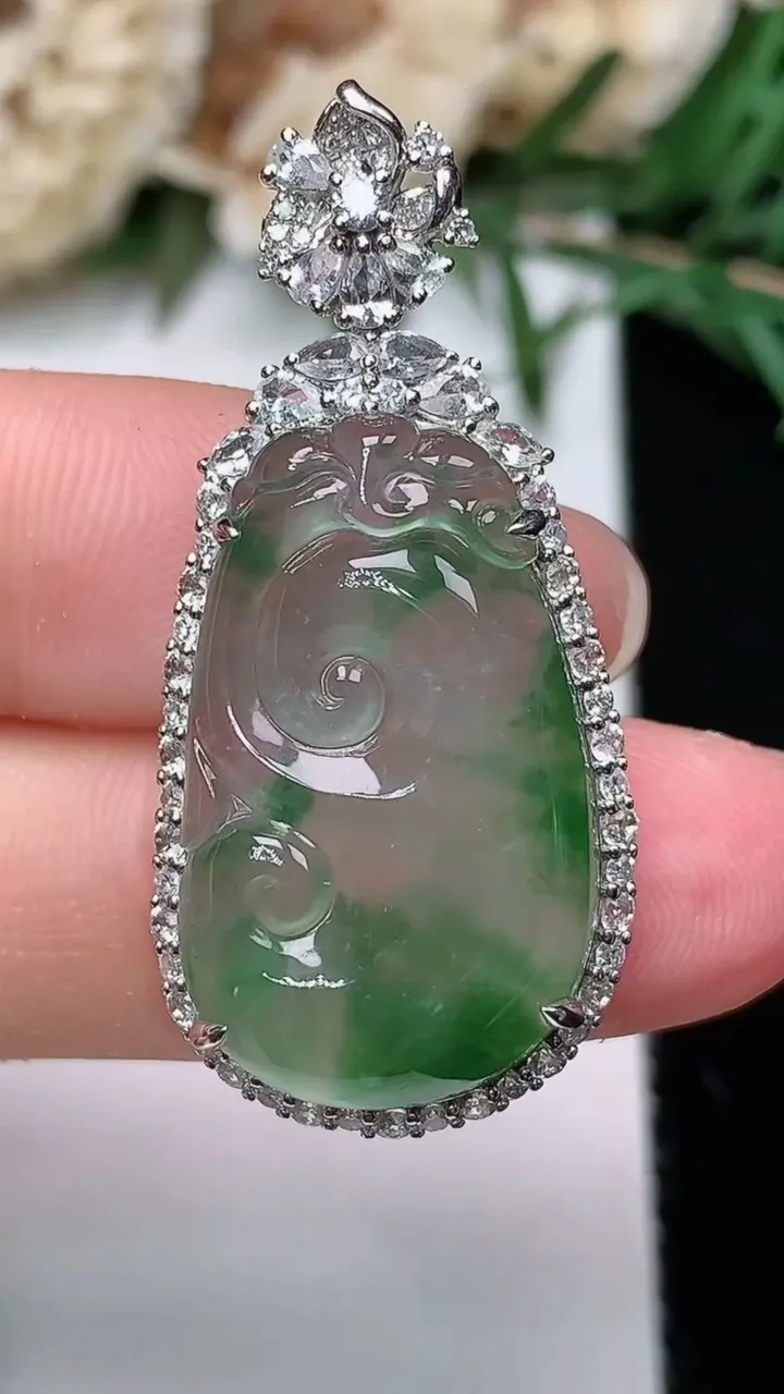 天然A货翡翠如意吊坠，尺寸36.7-17-8.3，裸石24-14.4，重量:5.41g
12月24日