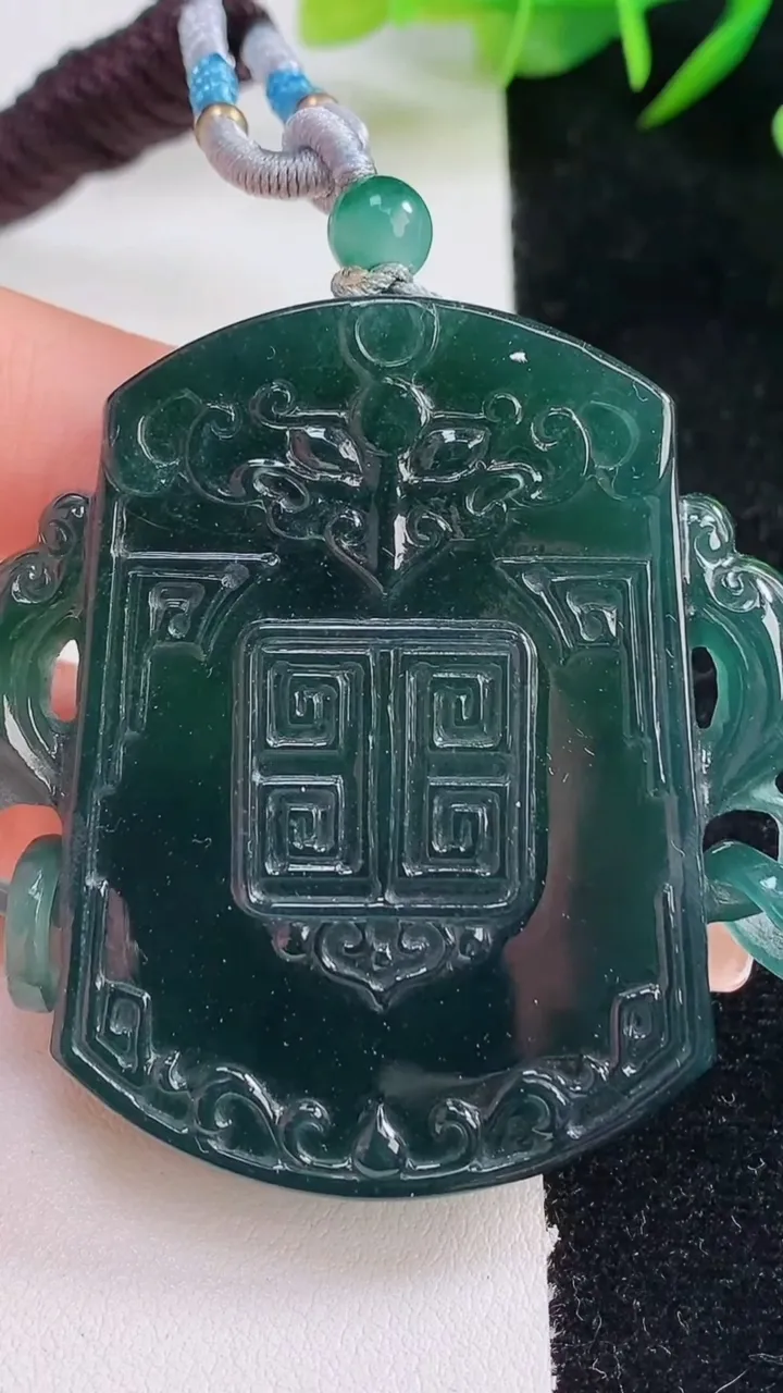 天然A货翡翠蓝水仿古无事牌吊坠，尺寸53-38.5-7.8，重量:56.69g
12月24日