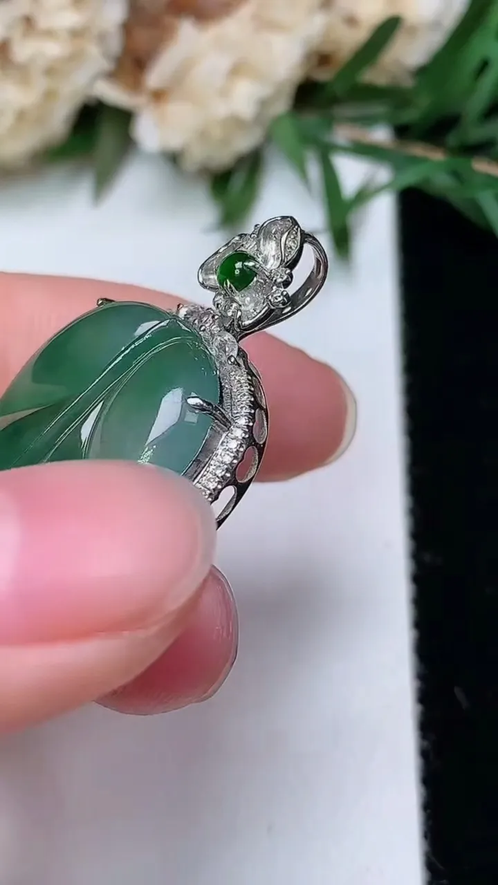 天然A货翡翠金枝玉叶 叶子吊坠，尺寸40.2-20-7.2，裸石30-17.9，重量:5.41g
12月24日