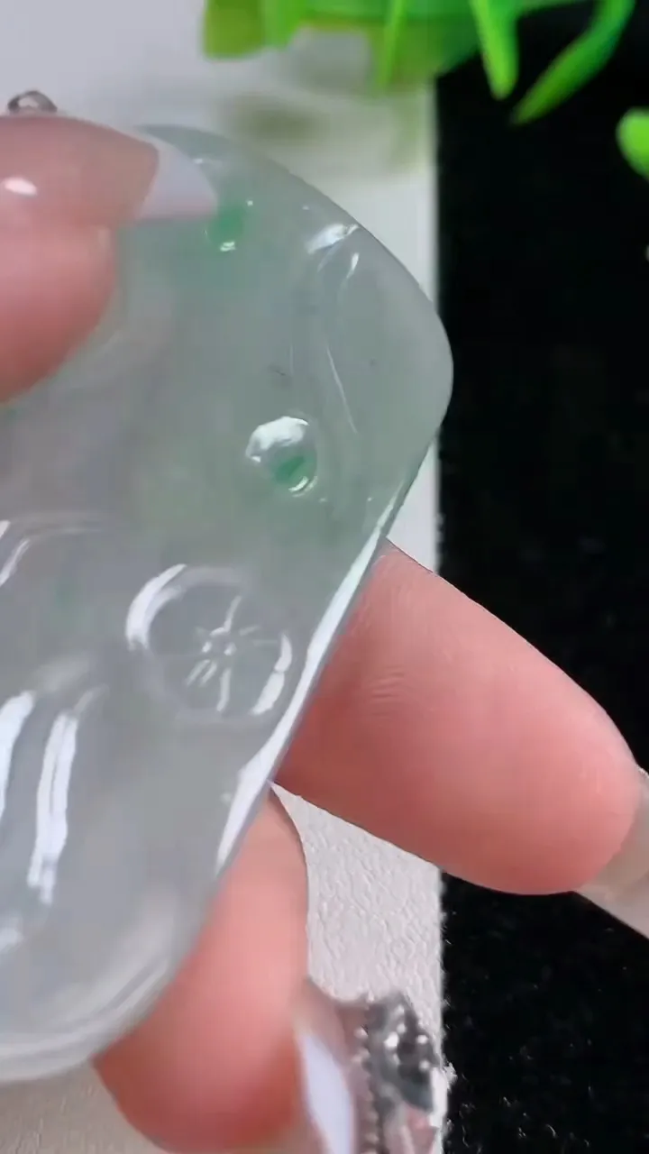 天然A货翡翠大日如来吊坠，尺寸61-37.6-6，重:30.28g
12月24日