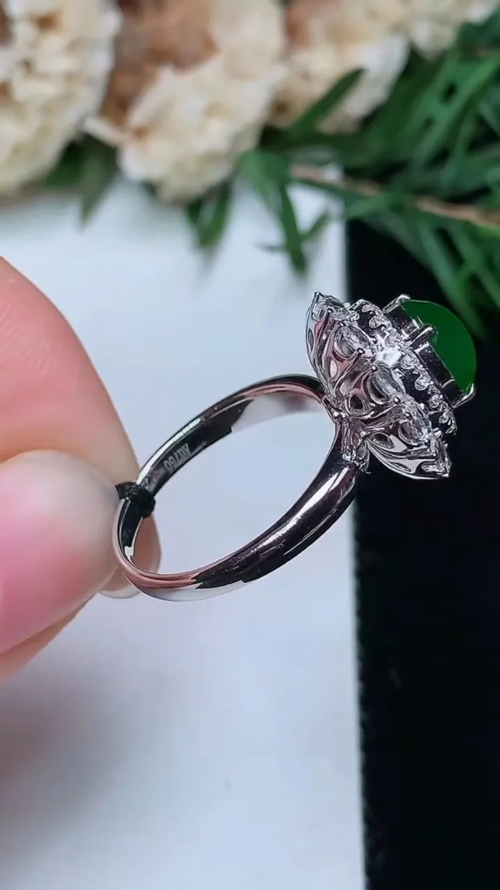 天然A货翡翠蛋面戒指，尺寸16.6-8-7.3，重量:3.54g2025年12月24日
工厂直销收藏佳品,种好水足，色泽均匀，有种有色，上手高大气！