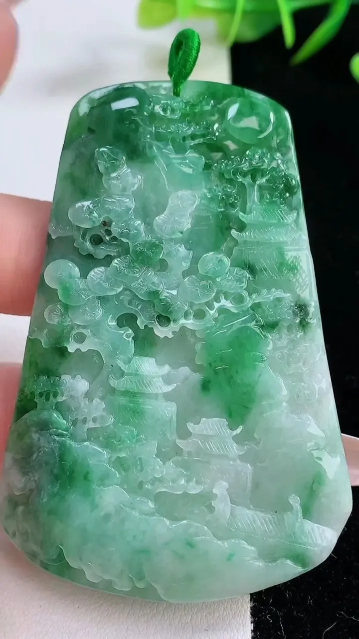 天然A货翡翠山水牌吊坠，尺寸68.4-45.2-5.4，重量:35.34g
12月24日