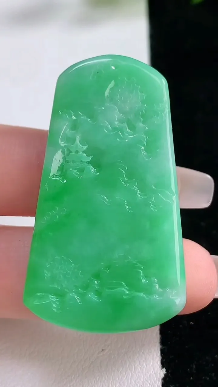 天然A货翡翠山水牌吊坠，尺寸45.4-25.5-6.8，重量:16.12g
12月24日