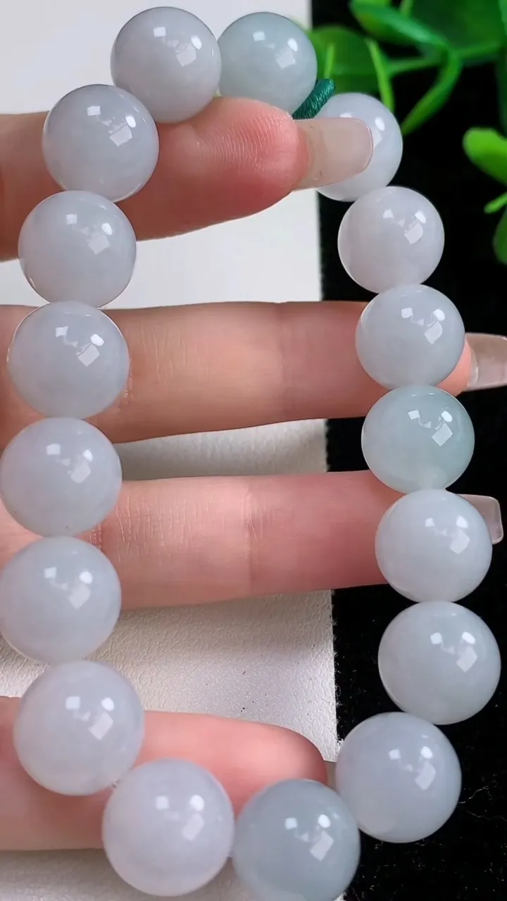 天然A货翡翠圆珠手串，尺寸12.2-17颗，重量:53.80g12月24日
工厂直销收藏佳品,种好水足，色泽均匀，有种有色，上手高大气！