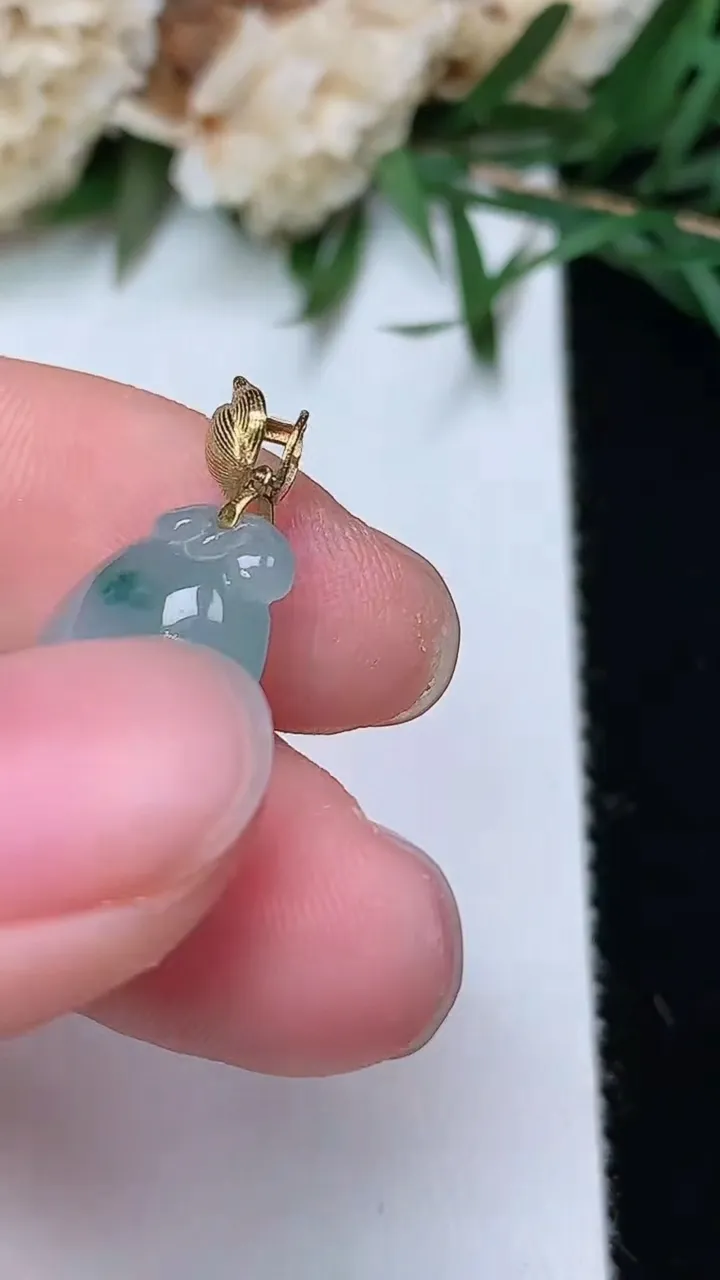 天然A货翡翠飘花佛手瓜吊坠，尺寸21-11-6，重量:2.55g
12月24日