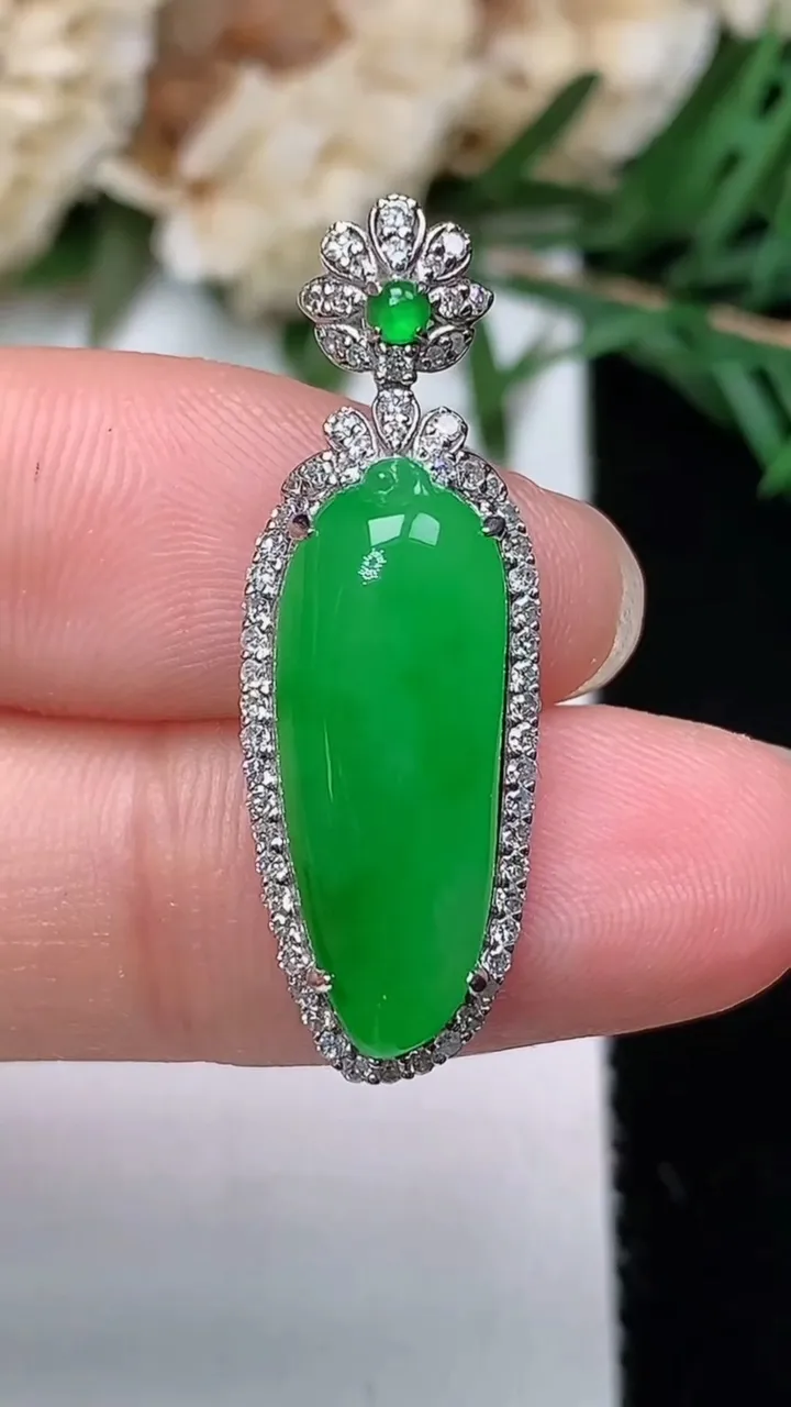 天然A货翡翠福瓜吊坠，尺寸30-10.2-8，裸石20-7.6，重量:3.55g
12月24日