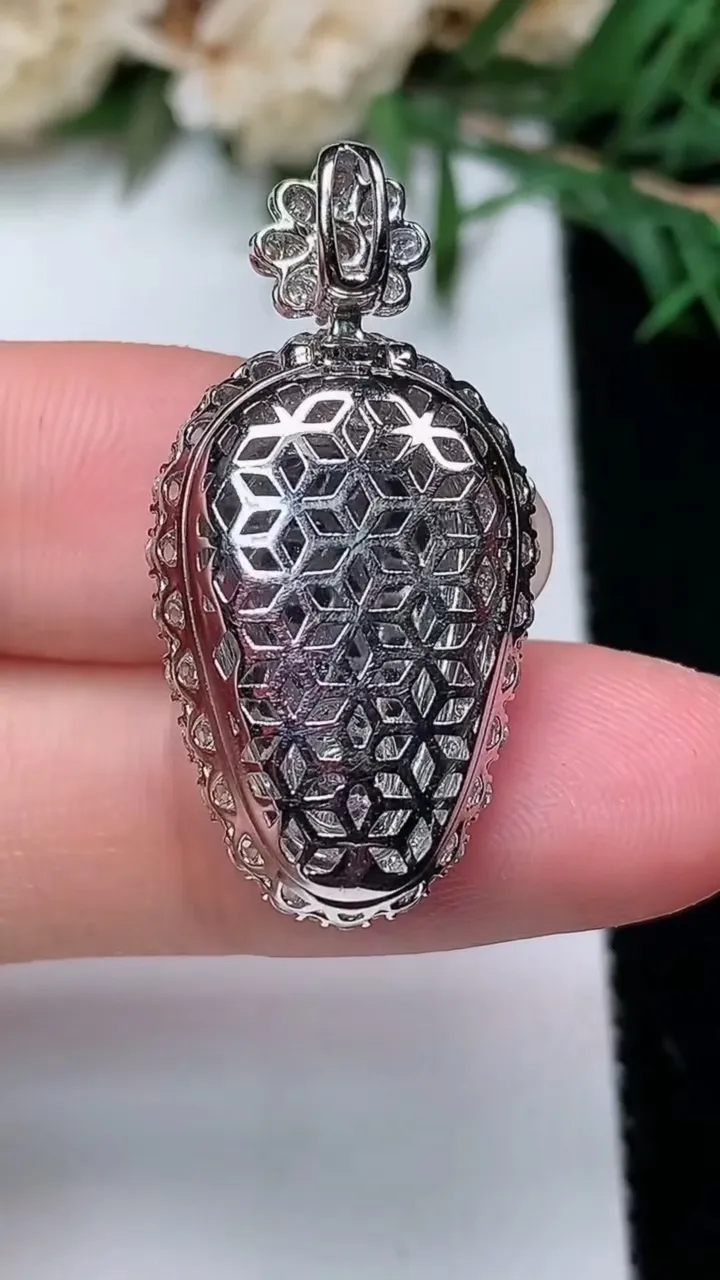 天然A货翡翠金枝玉叶 叶子吊坠，尺寸30.6-15.2-10，裸石18.3-11.2，重量:4.55g
12月24日