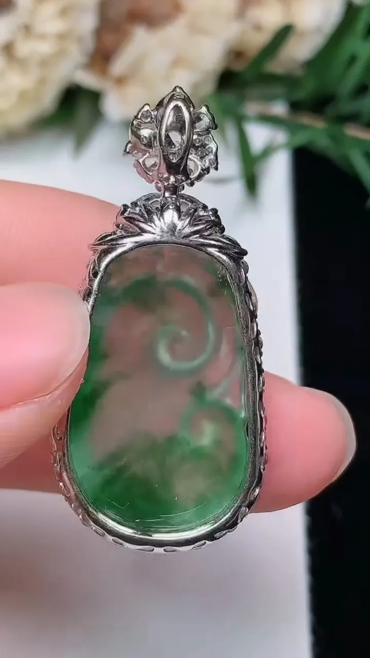 天然A货翡翠如意吊坠，尺寸36.7-17-8.3，裸石24-14.4，重量:5.41g
12月24日