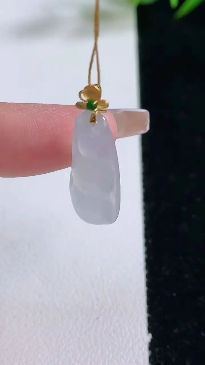 天然A货翡翠福豆吊坠，尺寸25-10.3-5.6，重量:2.31g
12月24日