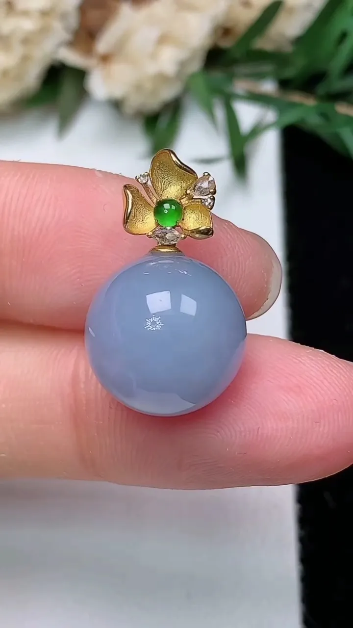 天然A货翡翠k金紫罗兰圆珠吊坠，尺寸12.6，重量:3.98g
12月24日