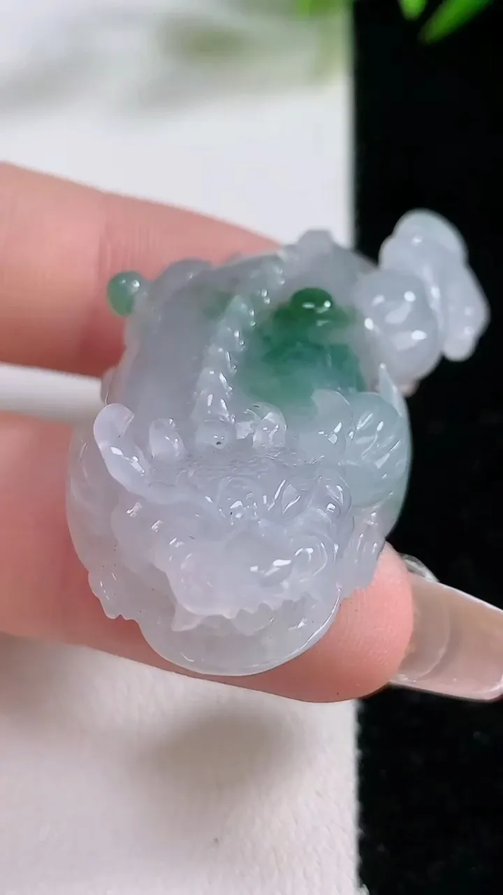 天然A货翡翠飘花貔貅吊坠，尺寸46.8-25-11.6，重:21.44g
12月24日