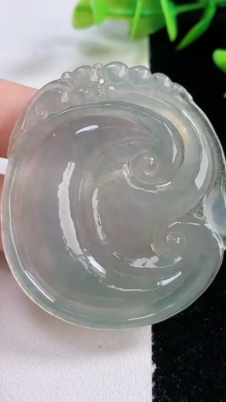 天然A货翡翠如意吊坠，尺寸54-46-6，重:25.43g
12月24日