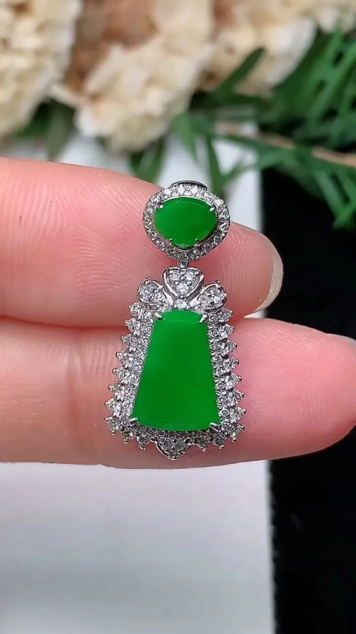 天然A货翡翠无事牌吊坠，尺寸22.4-11.4-7.5，裸石9-6.3，重量:2.53g
12月24日