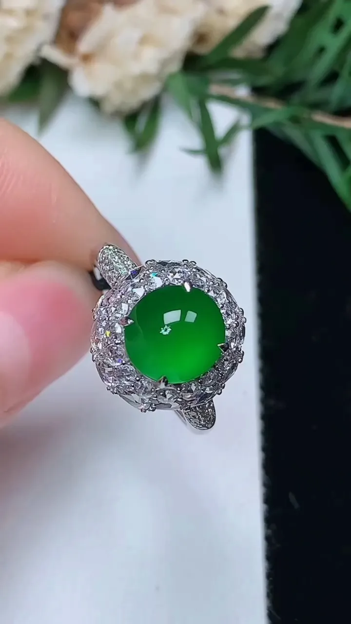 天然A货翡翠蛋面戒指，尺寸17.2-8.2-7.7，重量:3.90g2025年12月24日
工厂直销