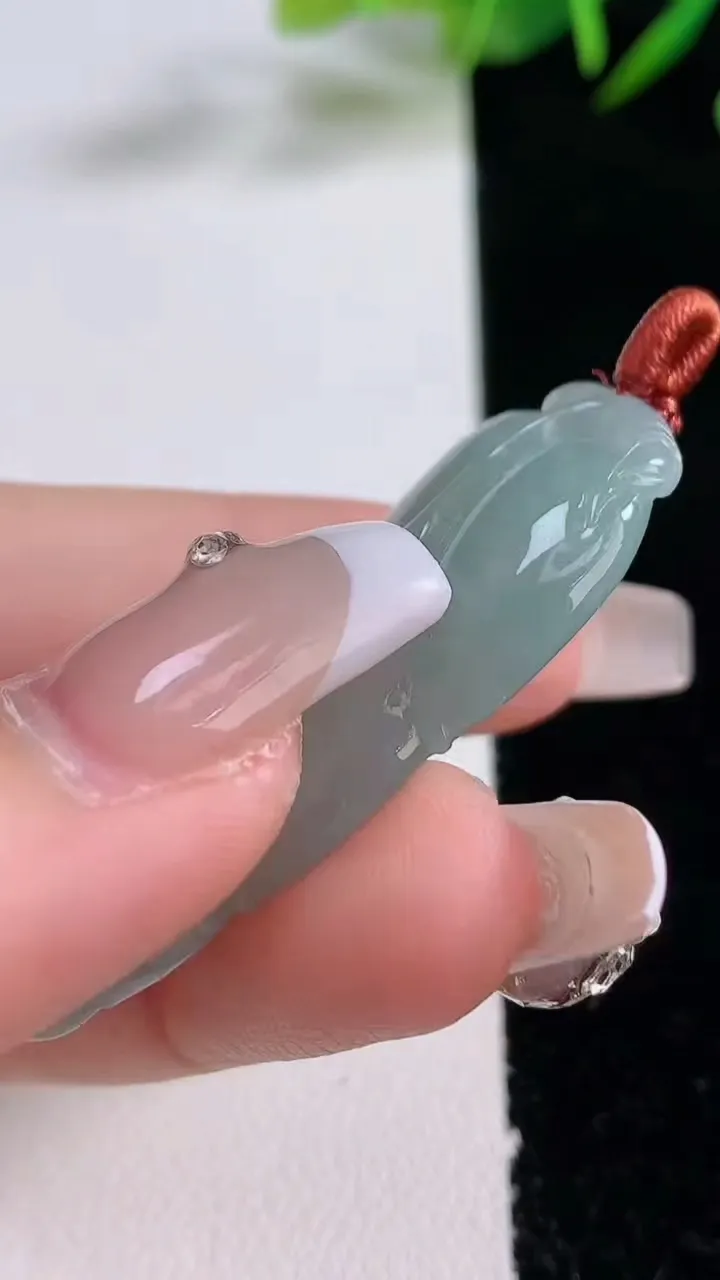 天然A货翡翠金枝玉叶 叶子吊坠，尺寸45.7-19.6-5，重量:8.89g
12月24日