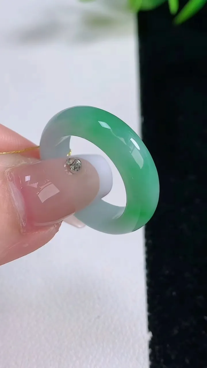 天然A货翡翠指环戒指，尺寸16.8-5.5-3.5，重量:4.18g2025年12月24日
工厂直销