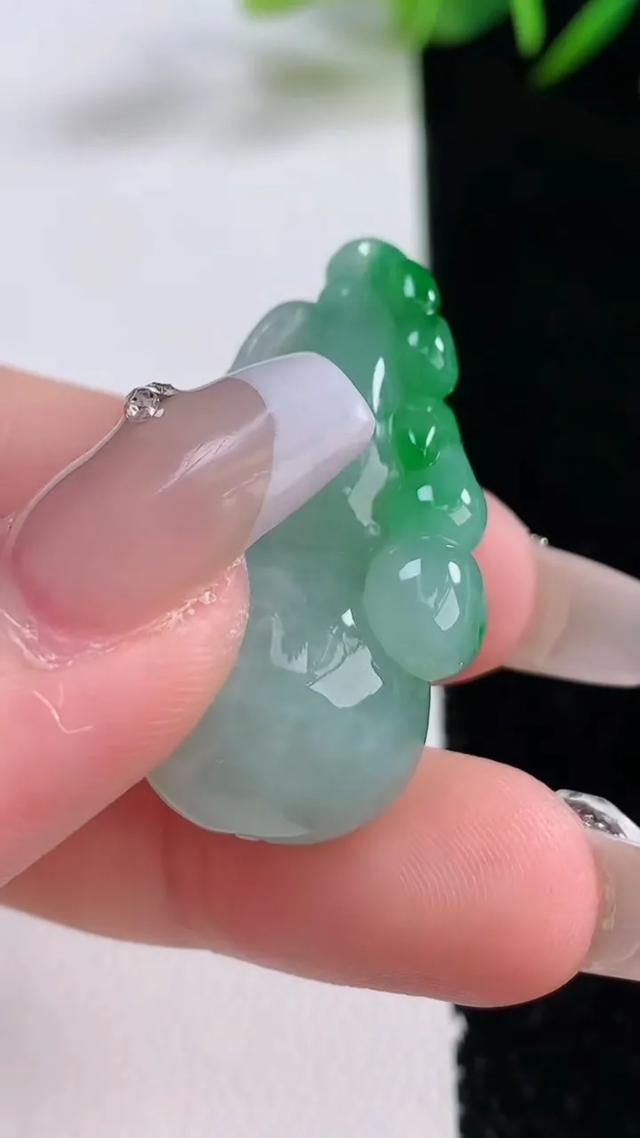 天然A货翡翠葫芦吊坠，尺寸36.5-16.5-13.4，重量:10.93g
12月24日