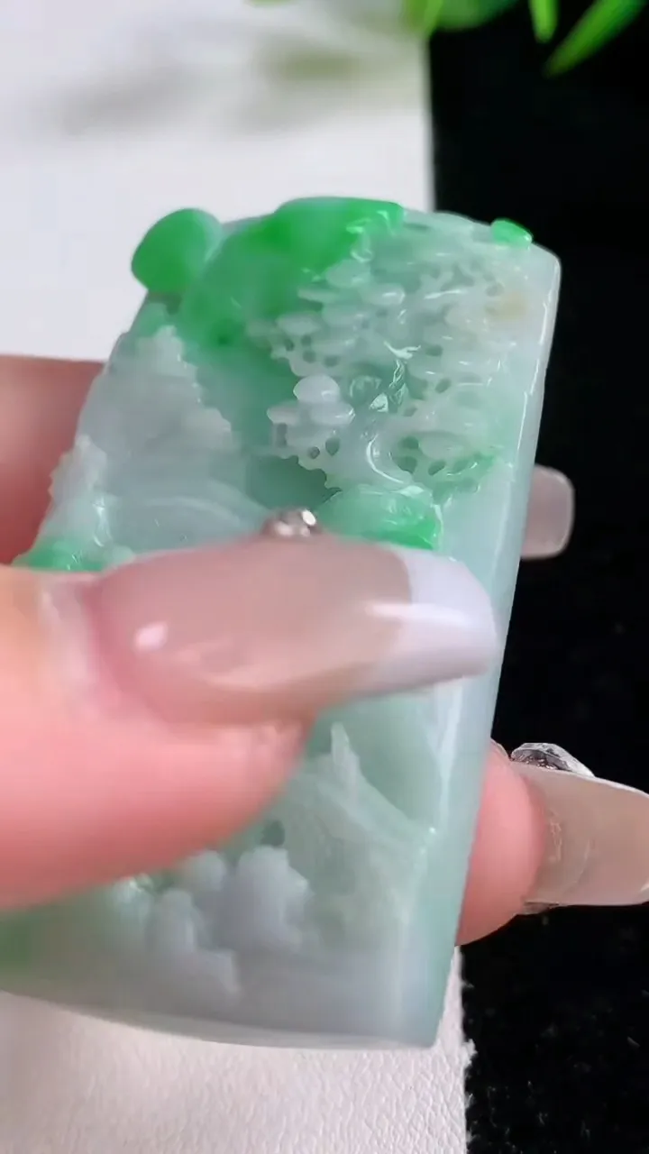 天然A货翡翠山水牌吊坠，尺寸54.2-34.5-10.8，重量:41.84g
12月24日