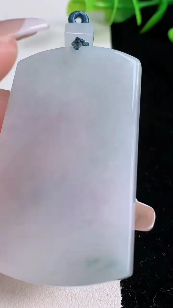 天然A货翡翠飘花无事牌吊坠，尺寸62.3-39-4.9，重量:37.43g
12月24日