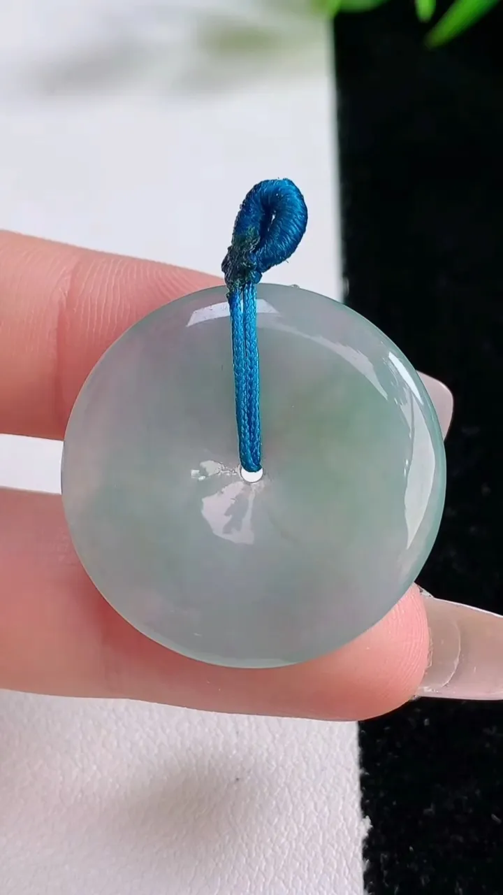 天然A货翡翠平安扣吊坠，尺寸28.4-5，重量:7.92g
12月24日