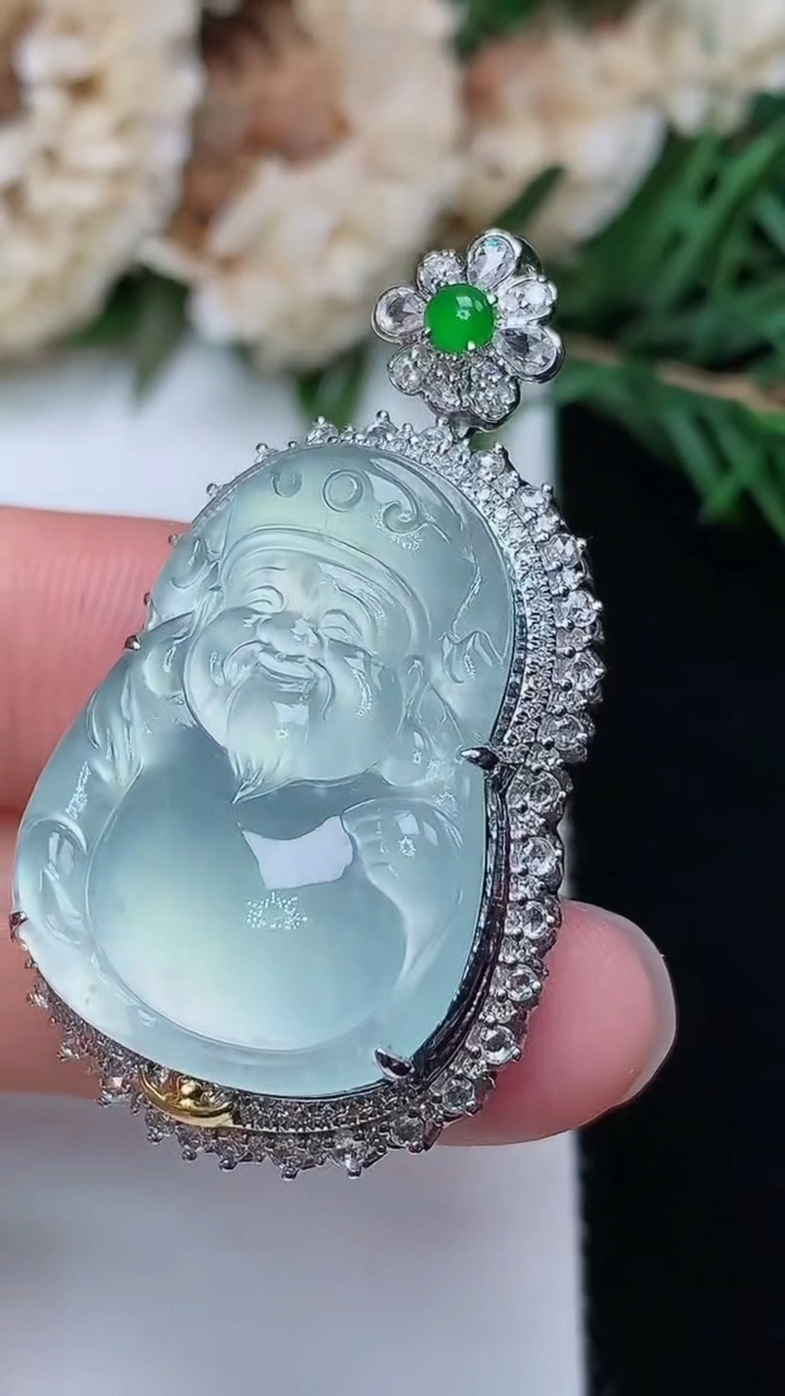 天然A货翡翠白冰财神爷吊坠，尺寸40.6-23.4-13.4，裸石25.9-19.4，重量:11.72g
12月24日，重量:11.72g