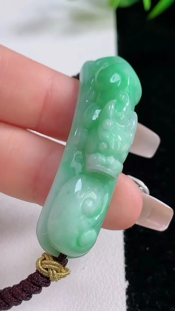 天然A货翡翠貔貅手牌，尺寸49.3-13.2-11.7，重量:17.85g
12月24日