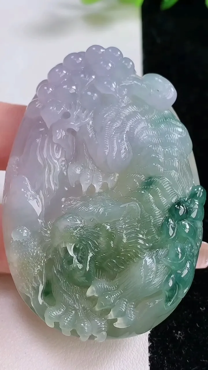 天然A货翡翠飘花生肖虎吊坠，尺寸63-45-127，重:67.82g
12月24日