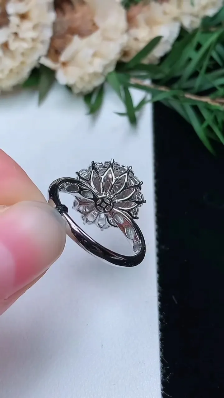 天然A货翡翠蛋面戒指，尺寸17-7.8-7.2，重量:3.95g2025年12月24日
工厂直销收藏佳品,种好水足，色泽均匀，有种有色，上手高大气！