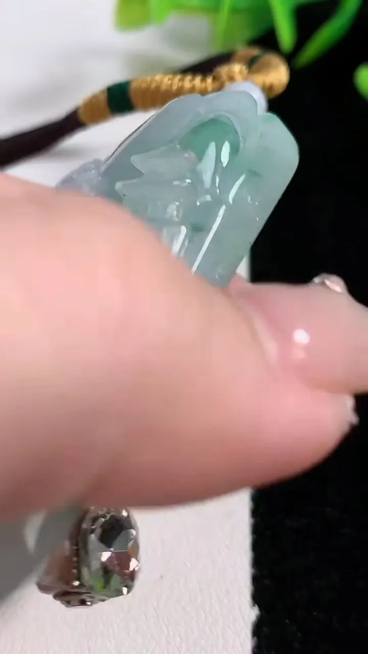 天然A货翡翠牌吊坠，尺寸65.5-44.5-13.5，重:69.49g
12月24日