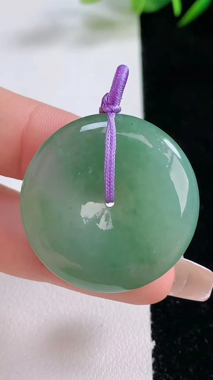 天然A货翡翠平安扣吊坠，尺寸31.2-6.3，重量:13.26g
12月24日