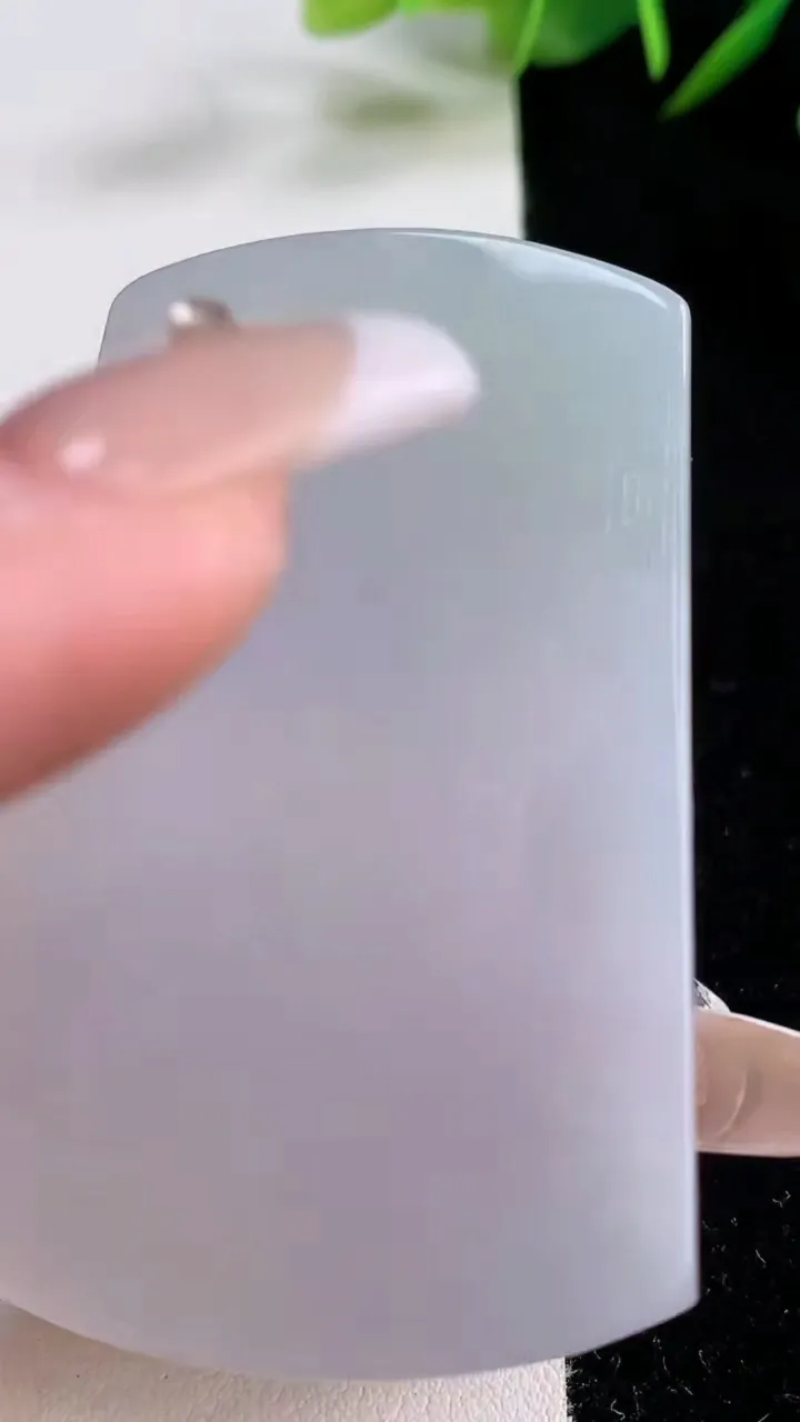 天然A货翡翠无事牌镶嵌件，尺寸60.8-40-5.5，重量:39.21g
12月24日