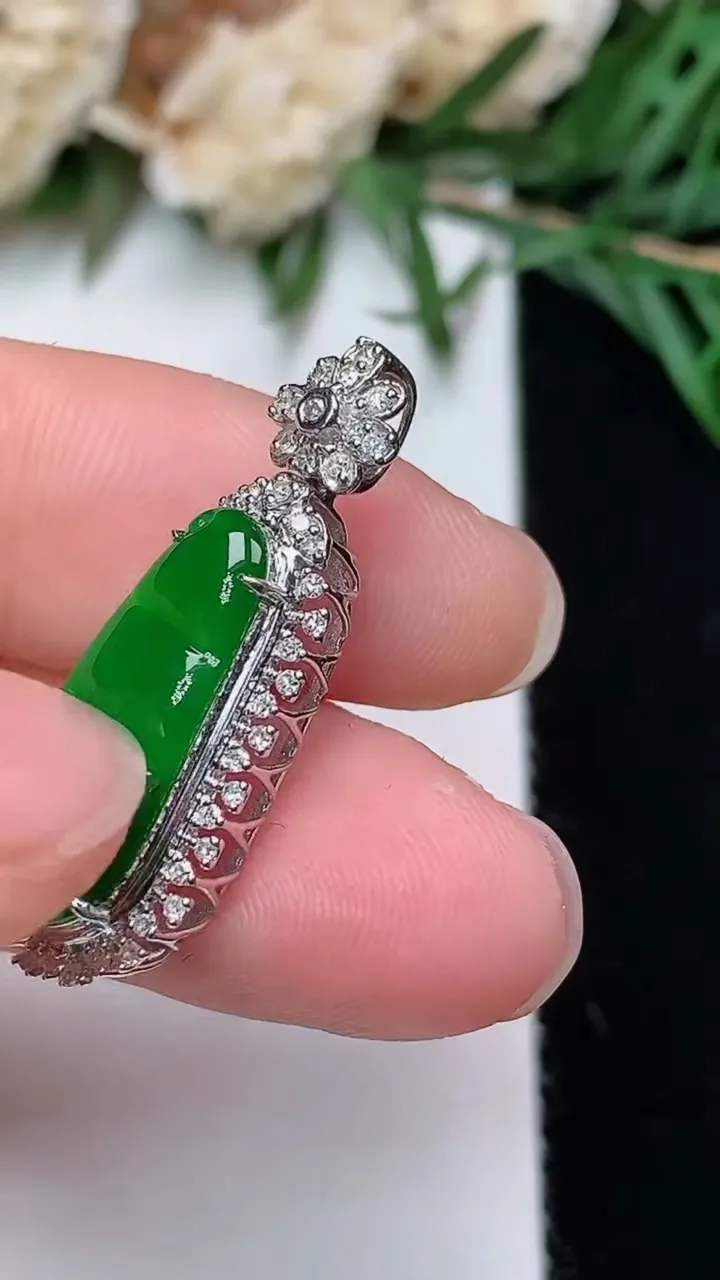 天然A货翡翠福豆吊坠，尺寸28.5-11.5-7，裸石17.9-7.6，重量:2.88g
12月24日