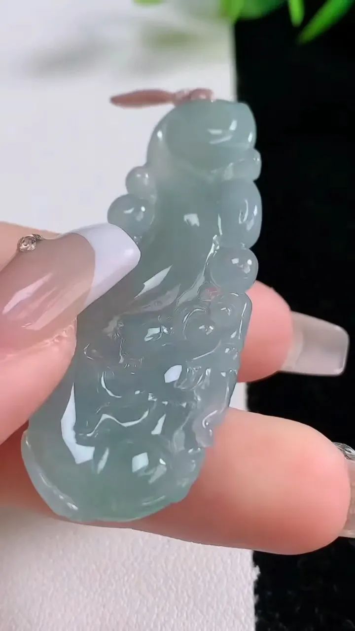 天然A货翡翠貔貅吊坠，尺寸55.2-20.5-6.2，重量:12.58g
12月24日