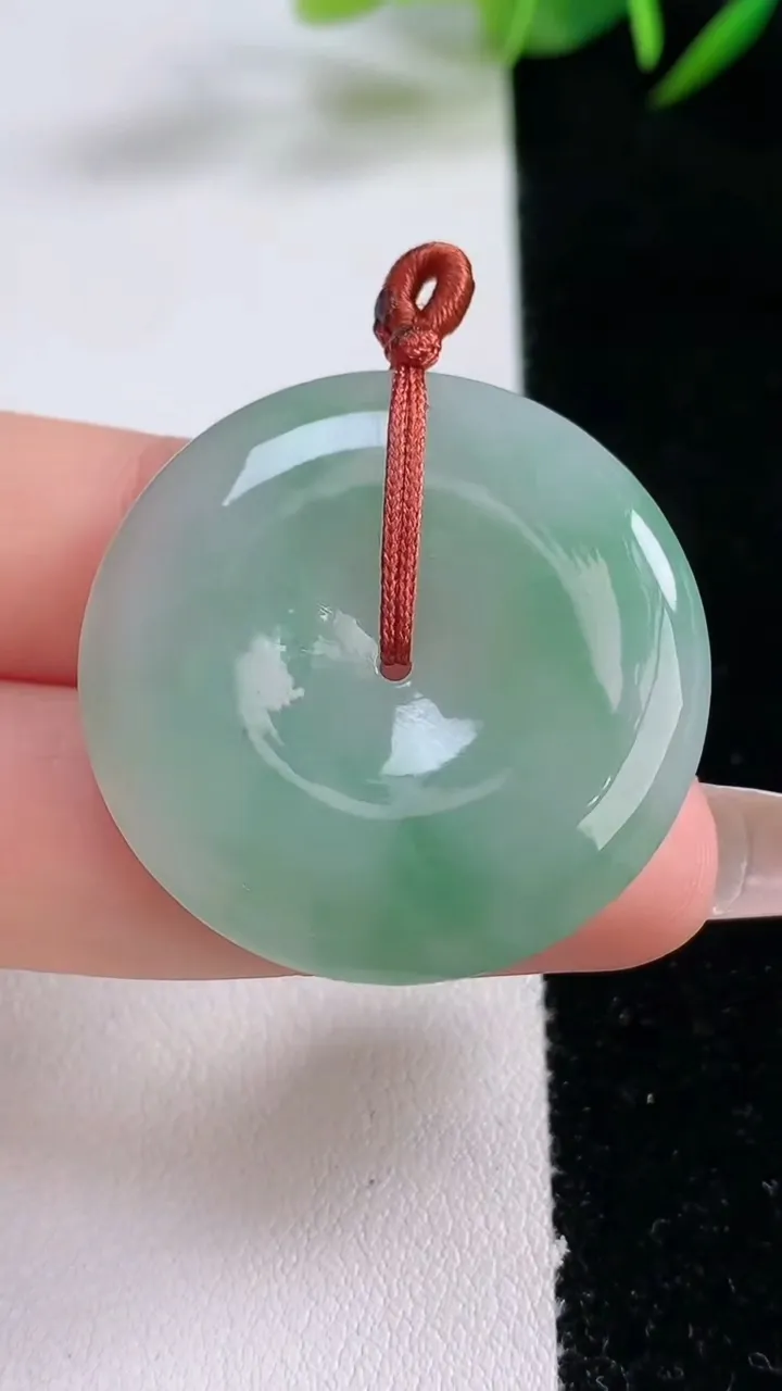 天然A货翡翠平安扣吊坠，尺寸33-5.8，重量:13.71g
12月24日