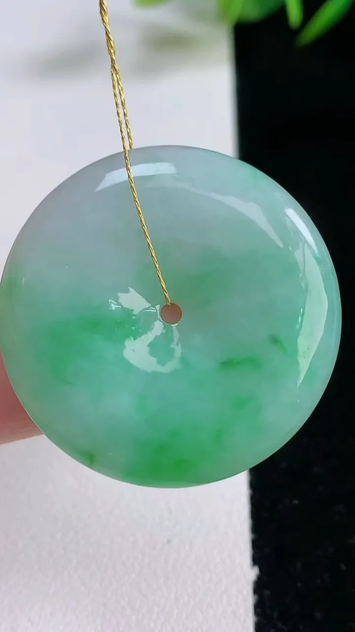 天然A货翡翠平安扣吊坠，尺寸34.4-5，重量:15.00g
12月24日