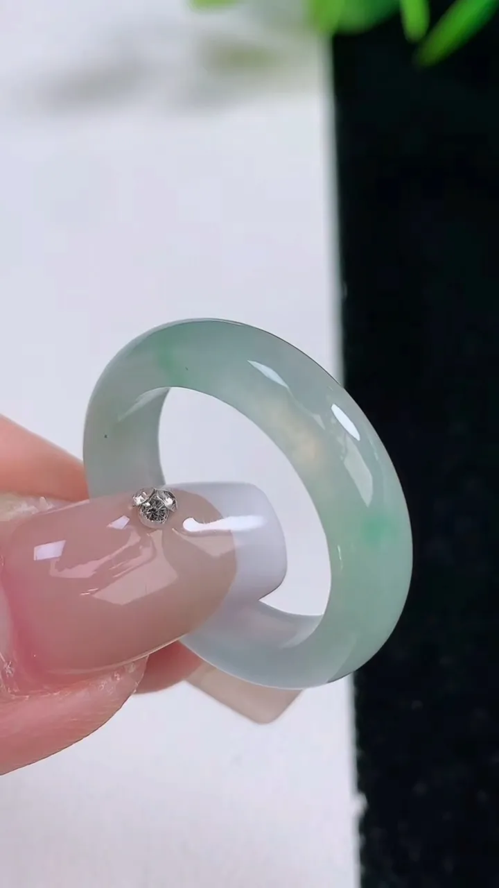 天然A货翡翠指环戒指，尺寸18.4-5.2-3，重量:3.65g2025年12月24日
工厂直销收藏