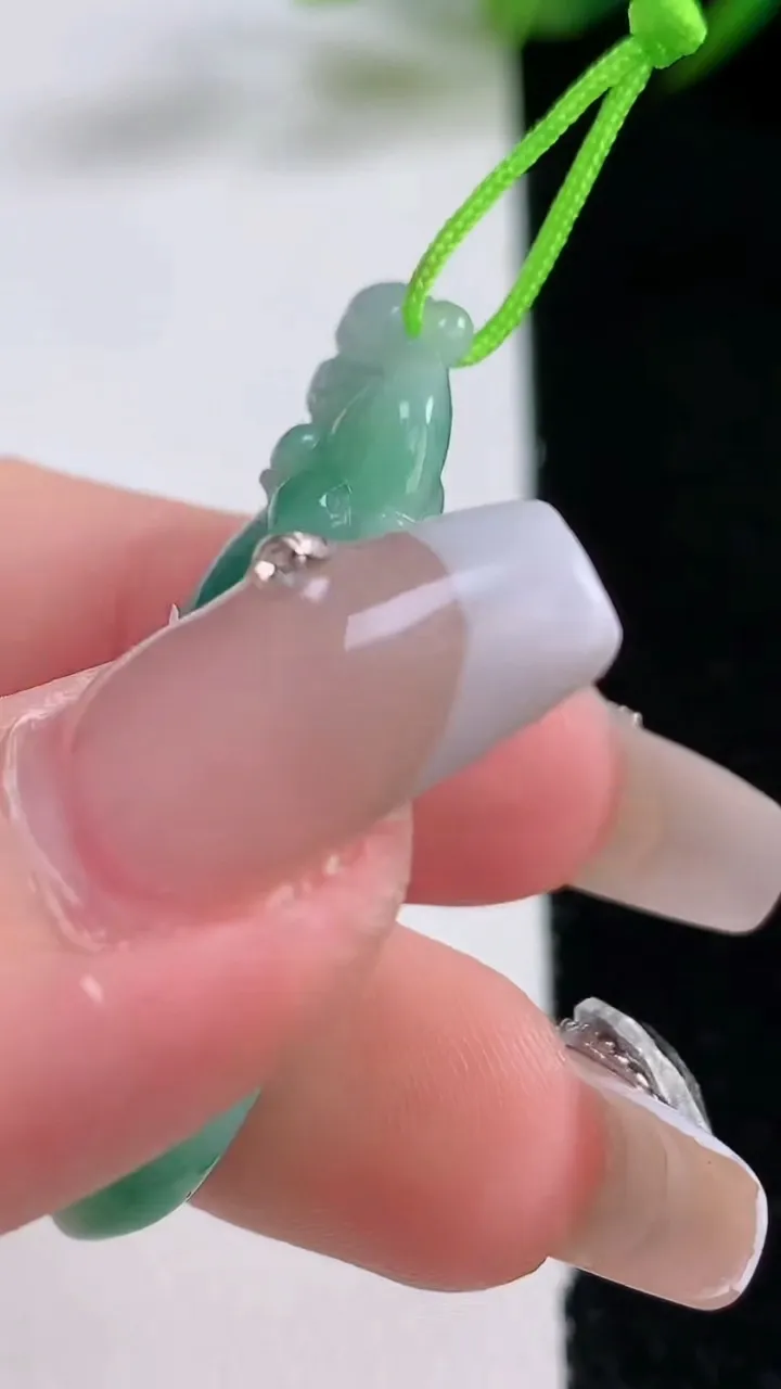 天然A货翡翠福瓜吊坠，尺寸41.5-15.7-9，重量:9.55g
12月24日