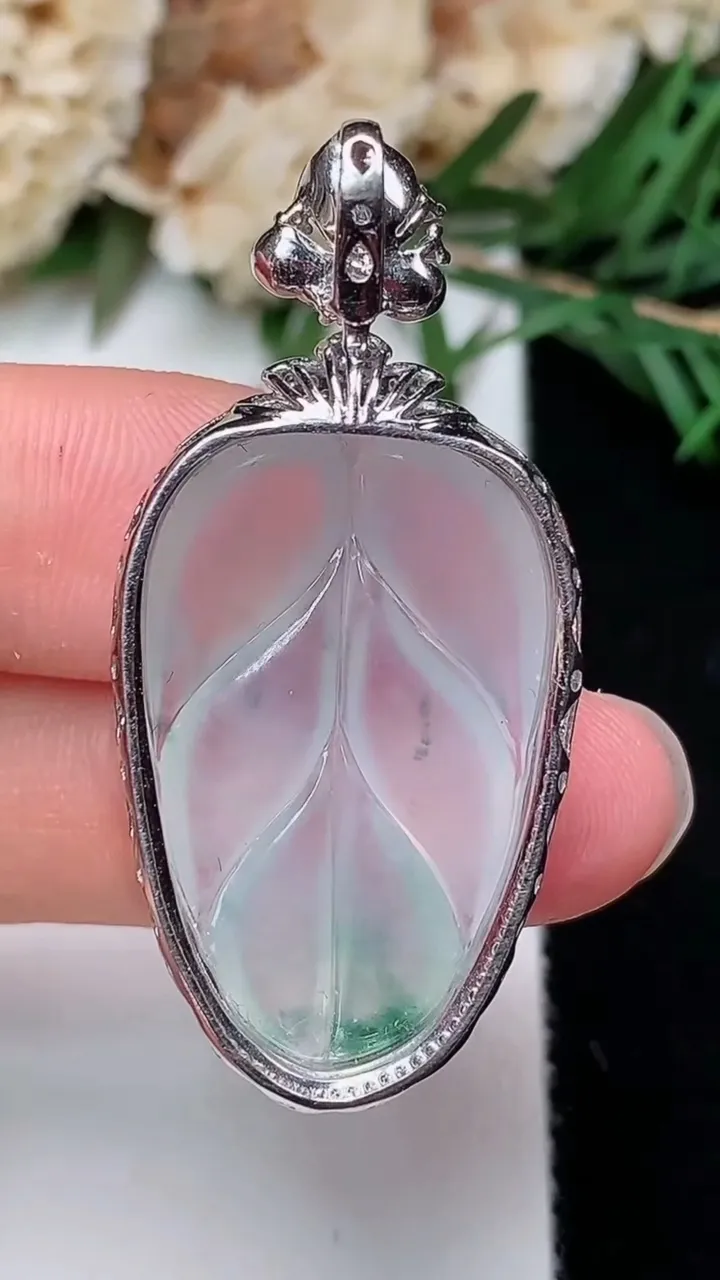 天然A货翡翠金枝玉叶 叶子吊坠，尺寸40.9-19.2-8.6，裸石28-17.3，重量:5.98g
12月24日