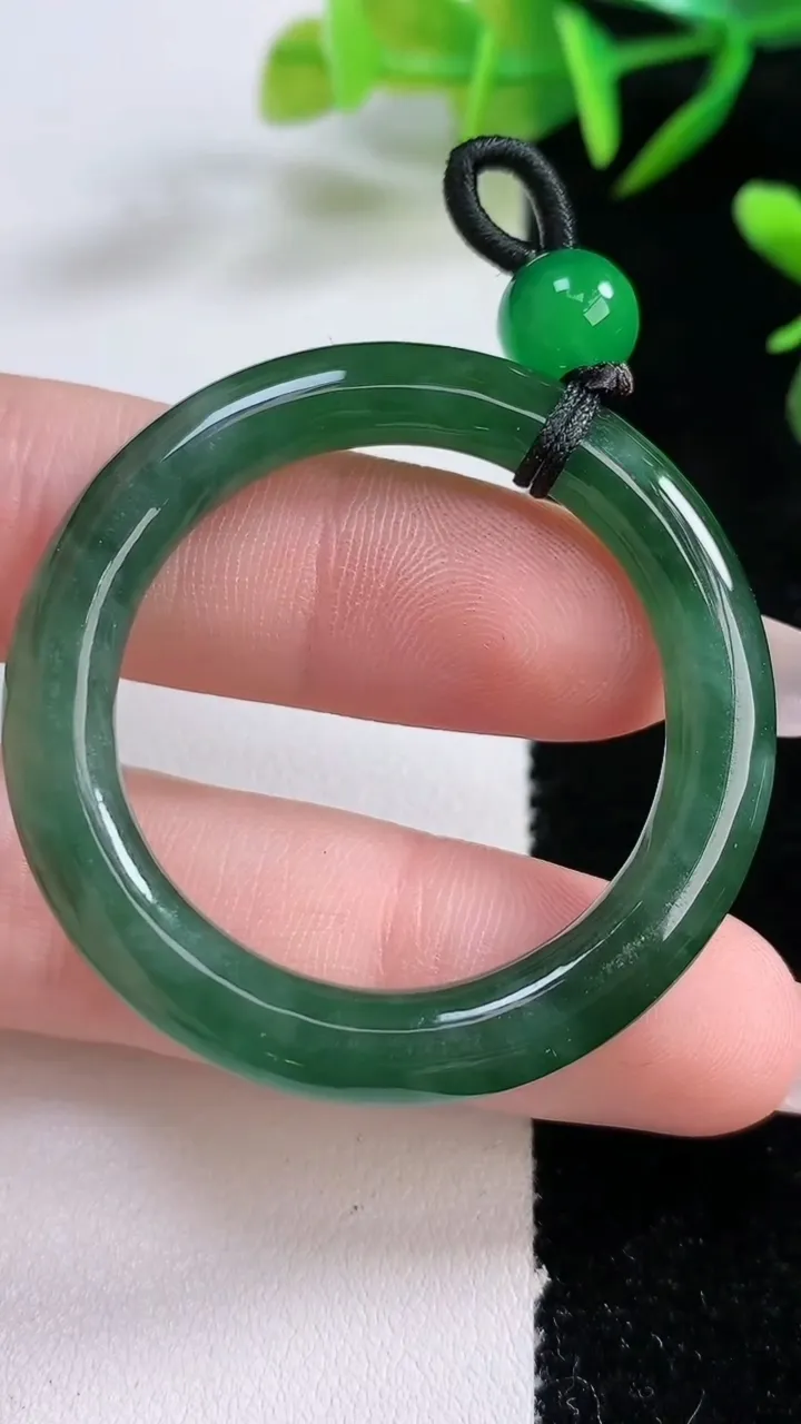 天然A货翡翠平安环吊坠，尺寸42.8-5.2，重:9.73g
12月24日