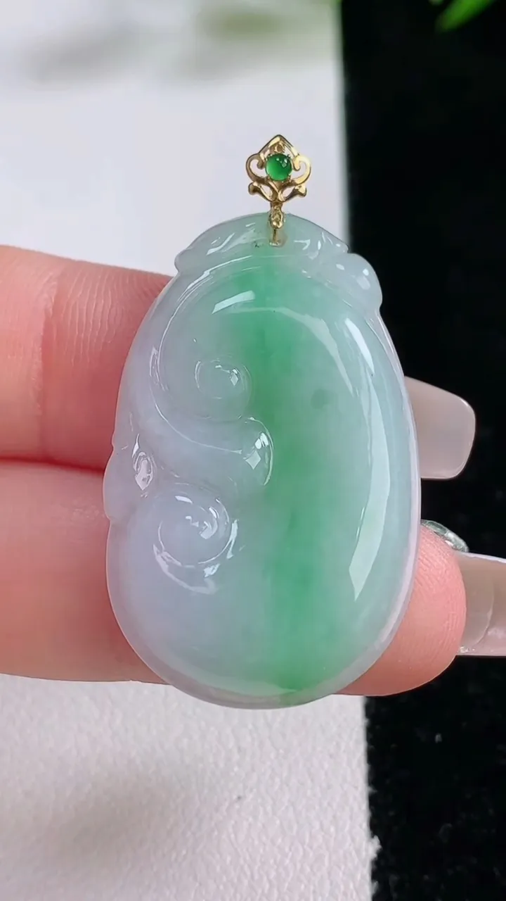 天然A货翡翠如意吊坠，尺寸34-21.2-4，重量:6.06g
12月24日