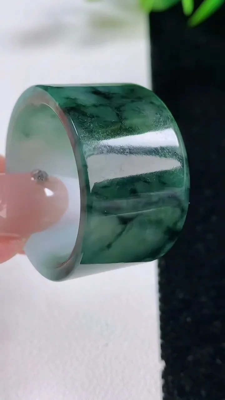 天然A货翡翠飘花指环扳指，尺寸22.3-17.9-3.5，重量:19.12g2025年12月24日
工厂直销收藏佳品,种好水足，色泽均匀，有种有色，上手高大气！