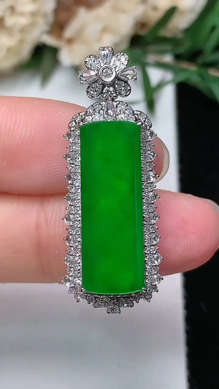 天然A货翡翠无事牌吊坠，尺寸33.9-12.8-9.7，裸石21.3-7.6，重量:4.79g
12