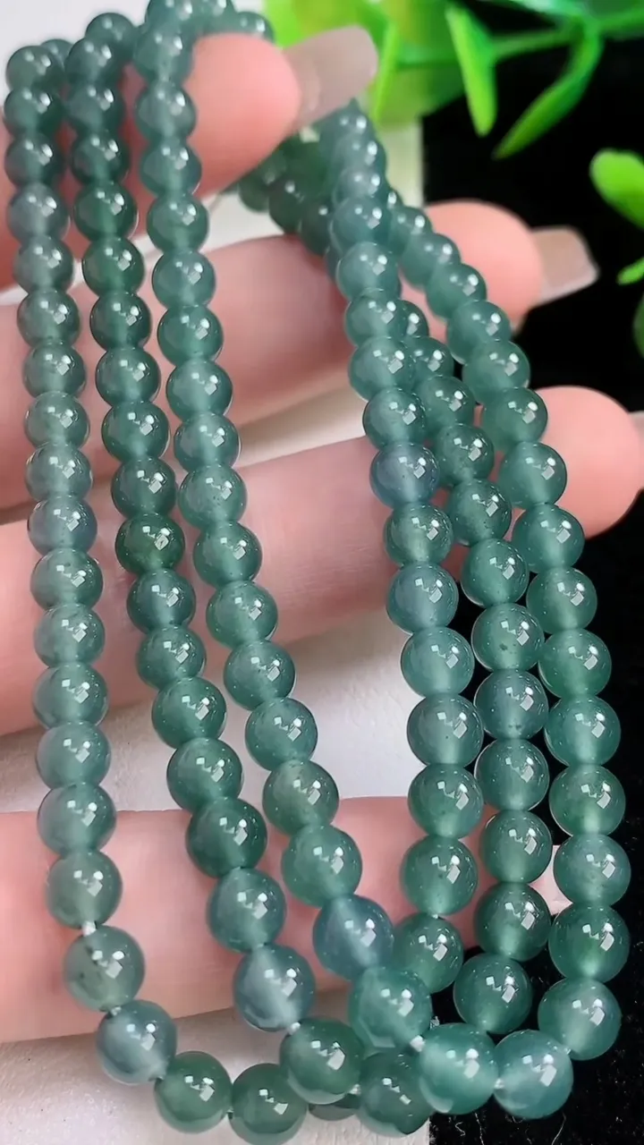 天然A货翡翠圆珠项链，尺寸5.3，重:33.69g
12月24日