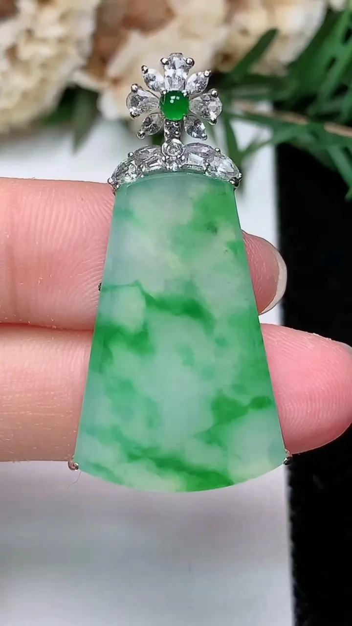 天然A货翡翠无事牌吊坠，尺寸26.8-17.8-5.3，重量:6.24g
12月24日