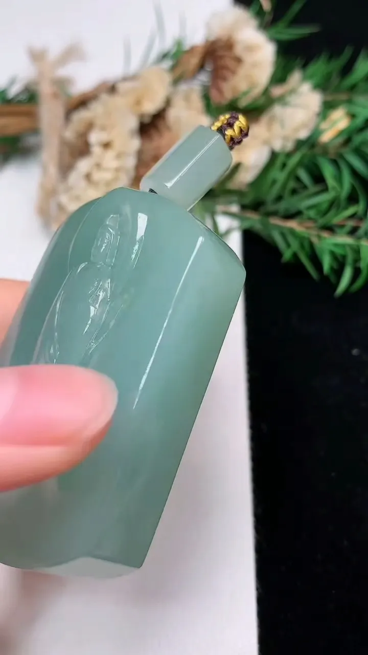 天然A货翡翠观音菩萨吊坠，尺寸54-38-12.8，重量:77.01g
12月24日