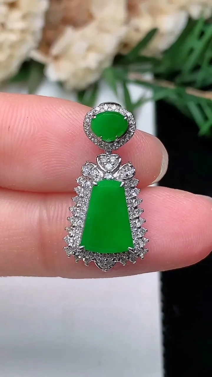 天然A货翡翠无事牌吊坠，尺寸22.4-11.4-7.5，裸石9-6.3，重量:2.53g
12月24