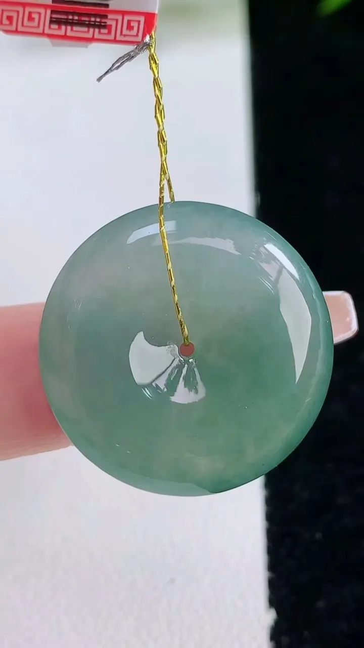 天然A货翡翠平安扣吊坠，尺寸24.7-5.6，重量:7.10g
12月24日