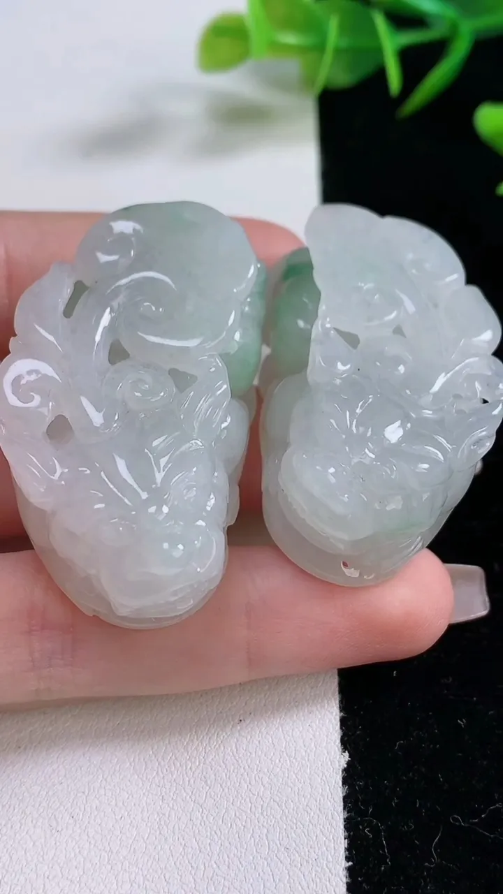 天然A货翡翠貔貅吊坠一对，尺寸40-23.5-17.2，重量:76.42g
12月24日