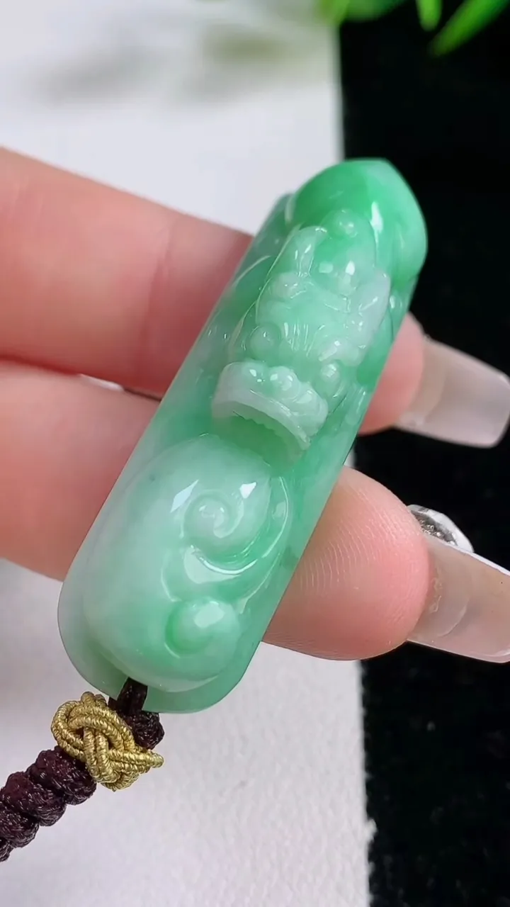 天然A货翡翠貔貅手牌，尺寸49.3-13.2-11.7，重量:17.85g
12月24日